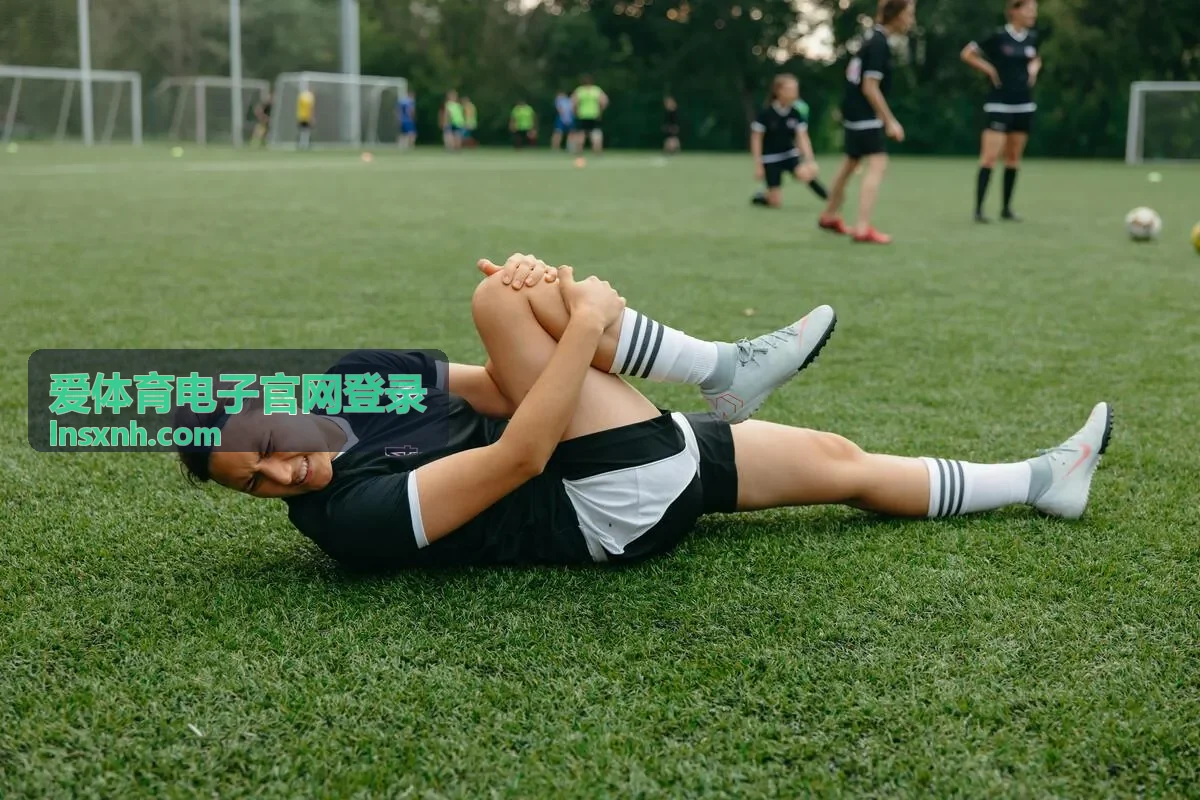 足球比赛中球员庆祝逆转胜利的热血画面