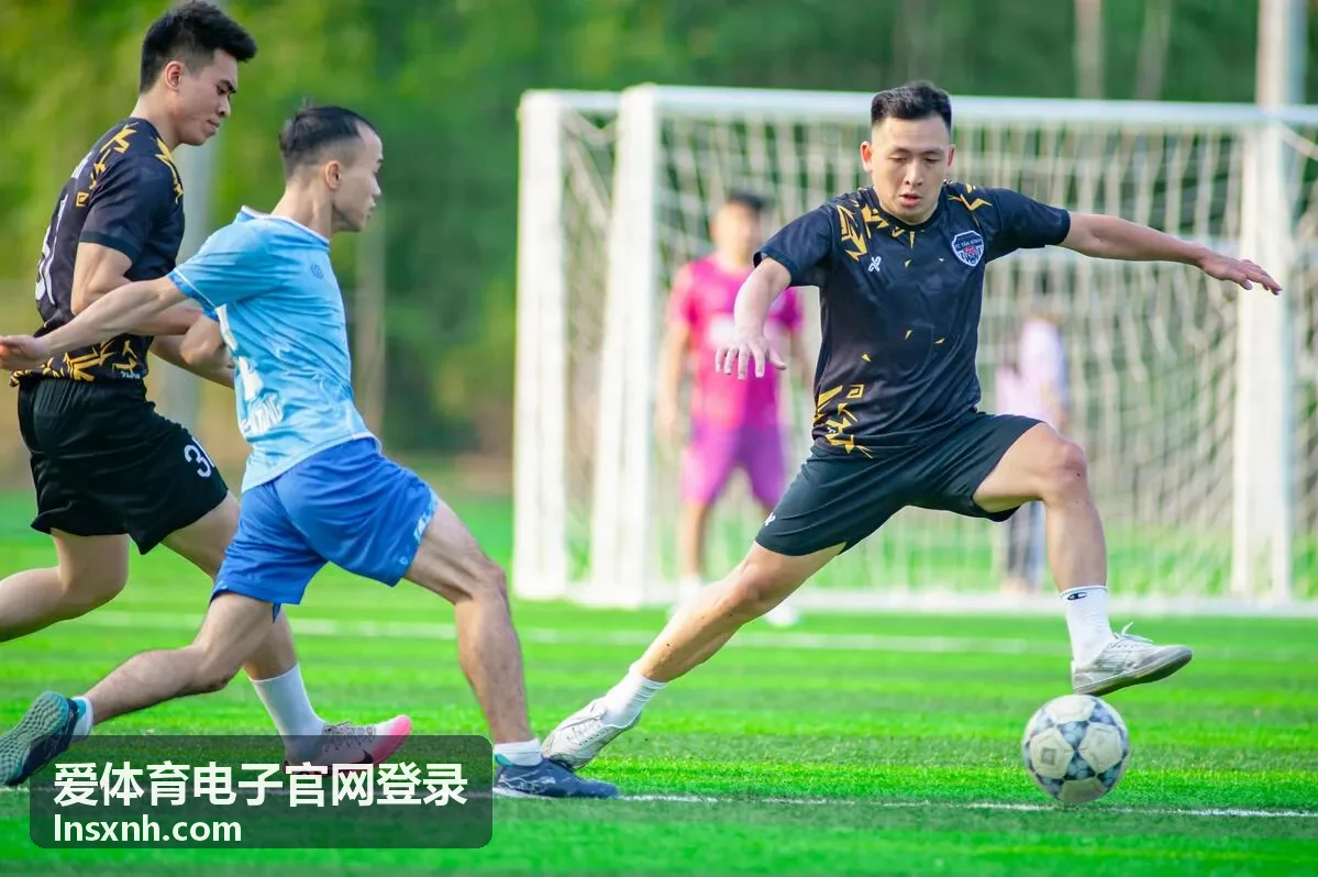 篮球场馆内球迷欢呼与霓虹灯光交织场景